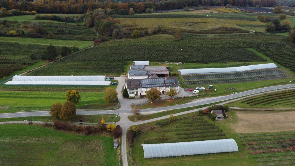 Der Blanhof und die Felder aus der Vogelperspektive.