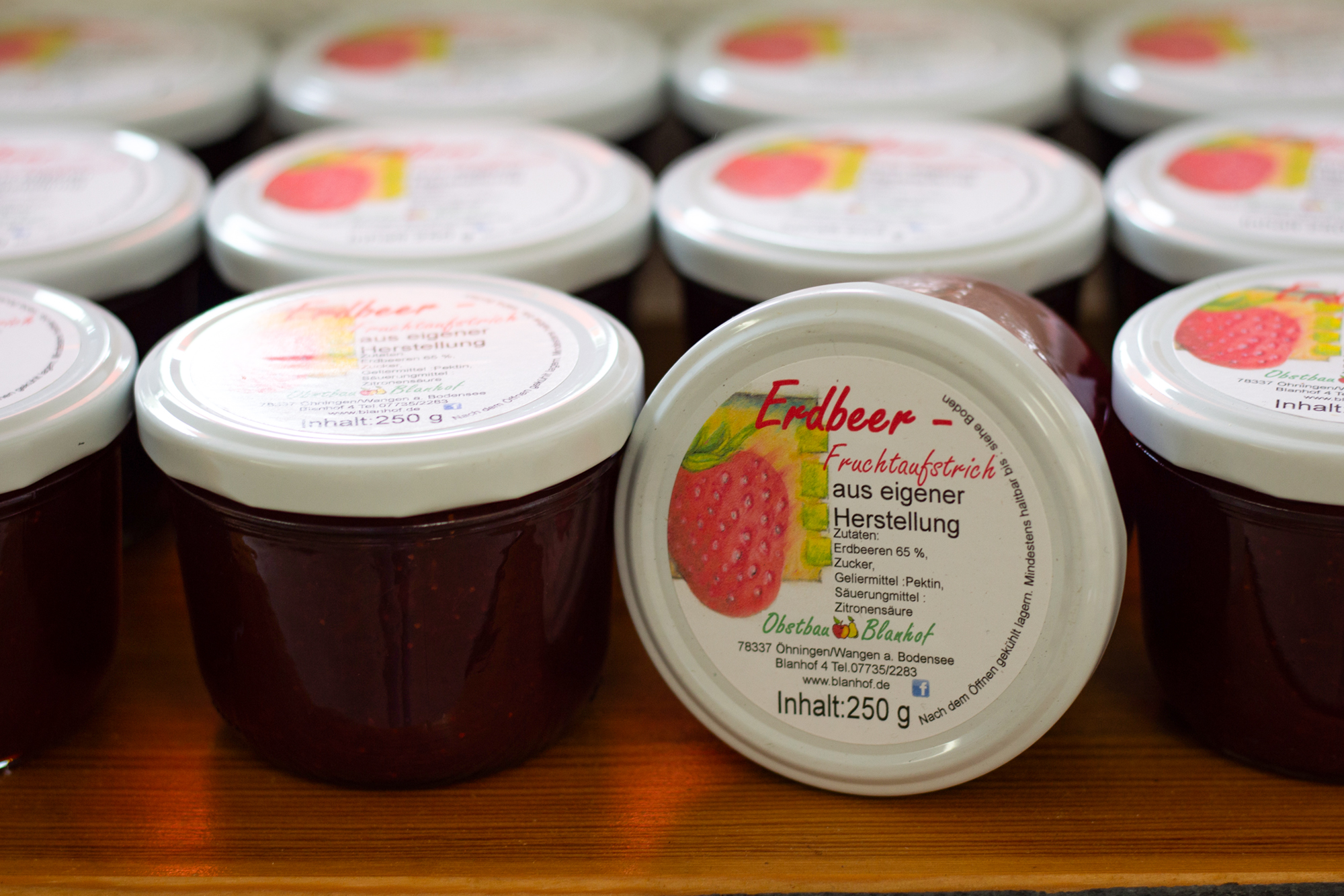Unsere Obsternte bestimmt unser Sortiment. Erdbeerfruchtaufstrich ist beliebt bei alt und jung!