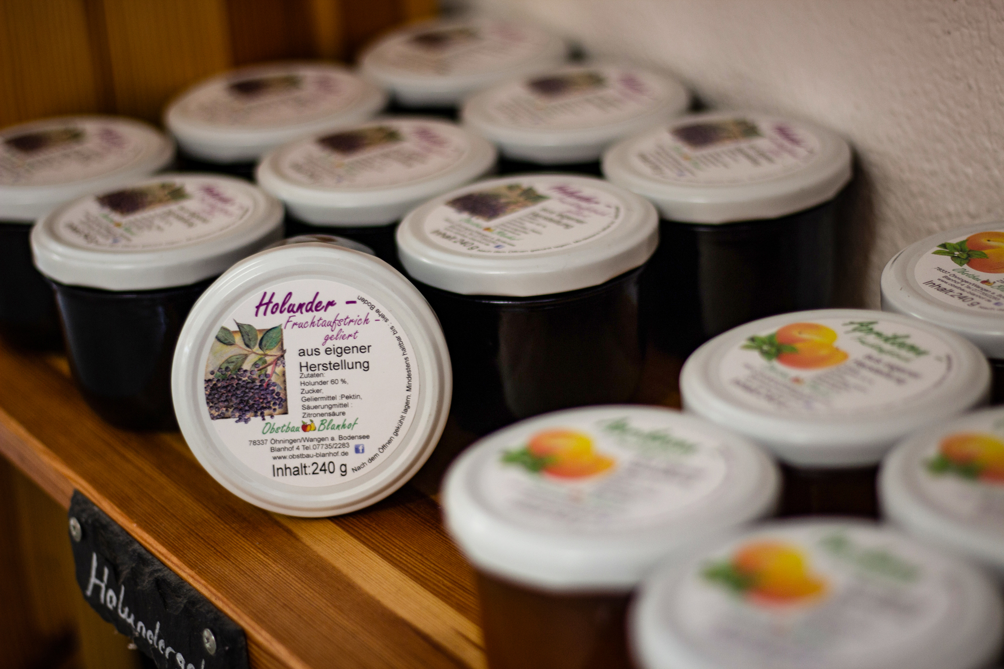 Unsere Obsternte bestimmt unser Sortiment. Holundergelee ist immer begehrt.