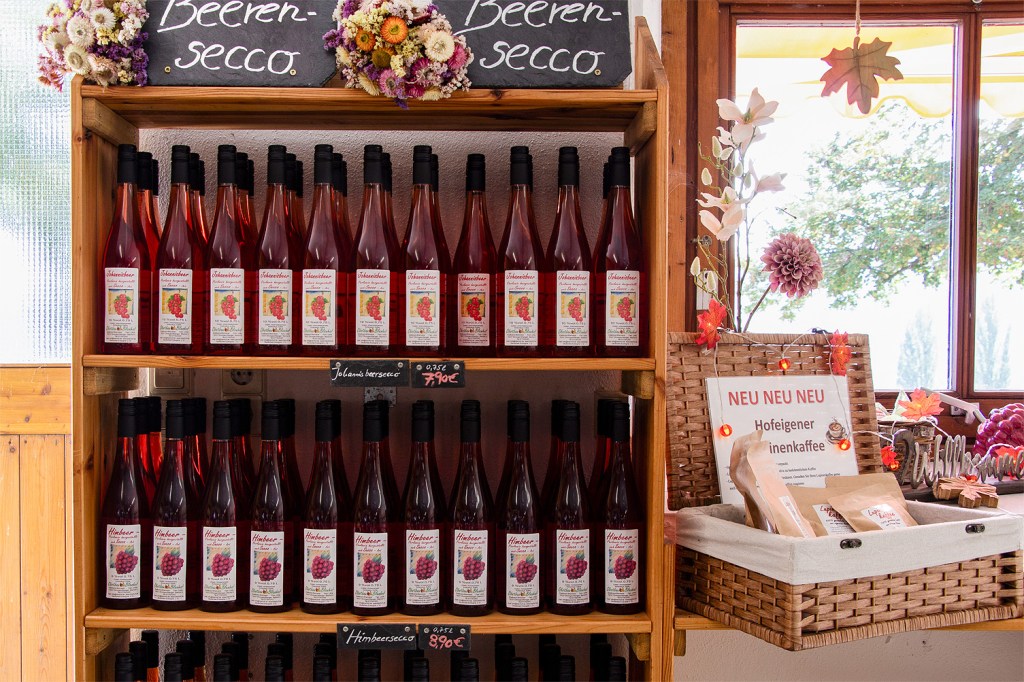 Blanhof Beeren Secco, ein leicht perlender Fruchtgenuss mit niedrigem Alkoholgehalt.